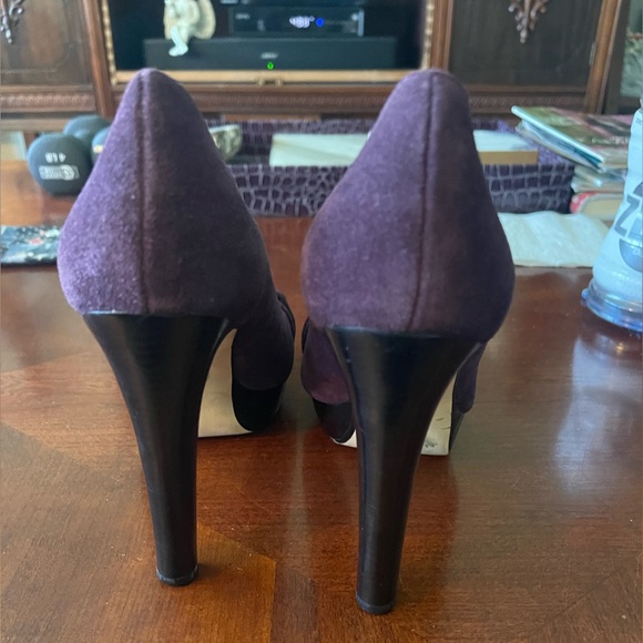 Michael Kors Purple, Black Suede Badass platform Gold MK pumps in size 7.5. - Picture 4 of 11